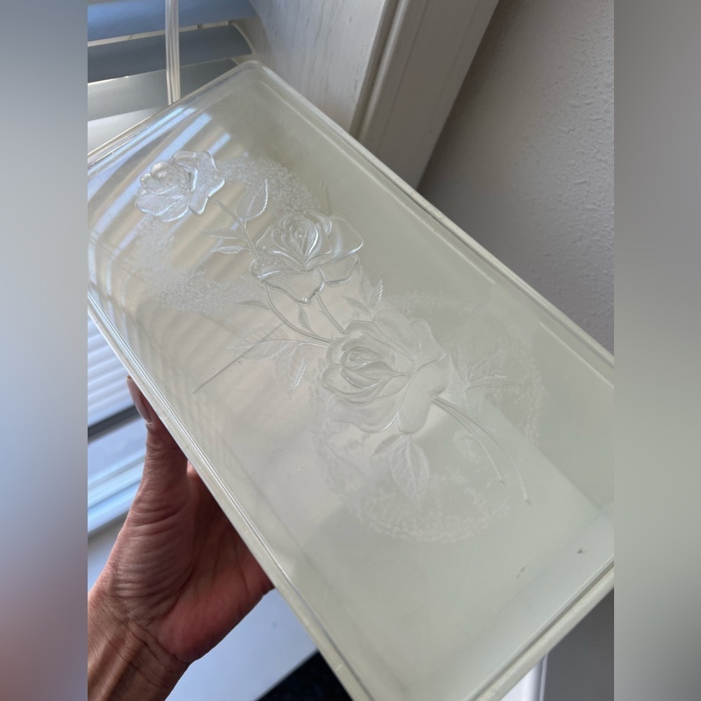 Vintage Wilson Wil-Hold Plastic Storage Box | White Embossed Roses - Picture 3 of 12